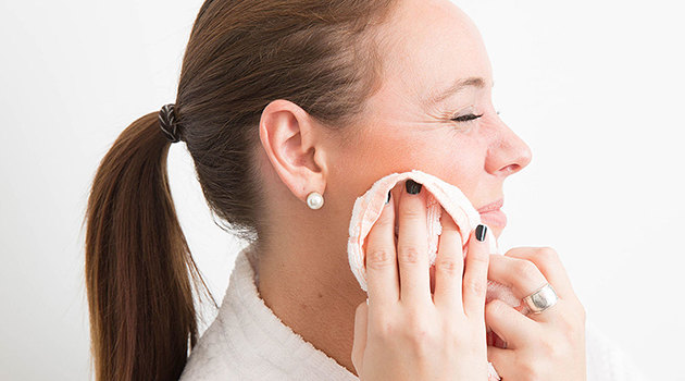 10 ошибок снятия макияжа, которые портят твою кожу