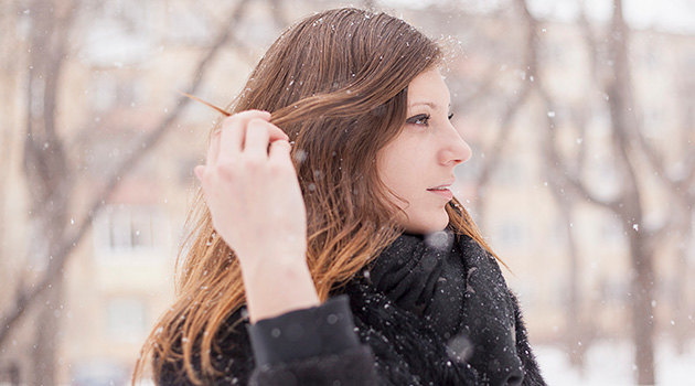 10 лайфхаков, которые спасут твои волосы от мороза