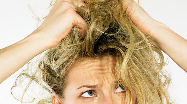Почему твои волосы слабые: 5 ошибок ухода за кожей головы