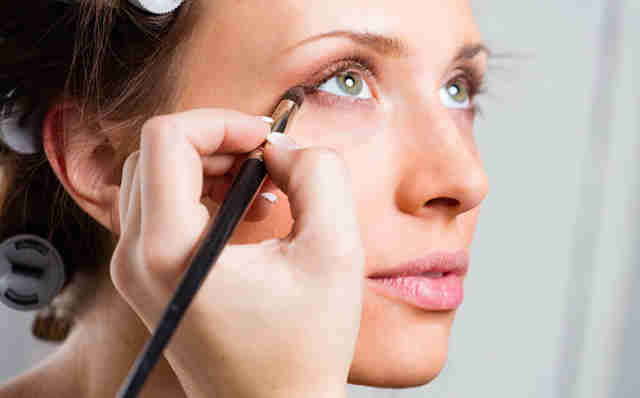 Как правильно красить глаза тенями: 7 советов для безупречного макияжа