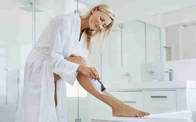 Как правильно брить ноги зимой: важные нюансы