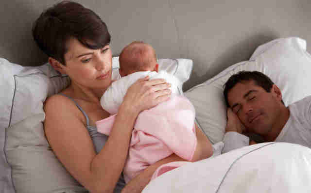 Недосып опасен: как сон связан с материнством