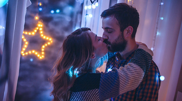 Как привлечь и укрепить любовь в новогоднюю ночь: советы экстрасенса