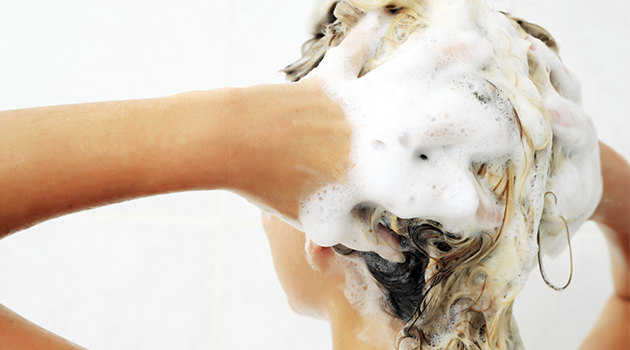Как правильно мыть голову: 12 советов от врача