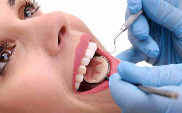 Как отбелить зубы в домашних условиях: 8 простых методов