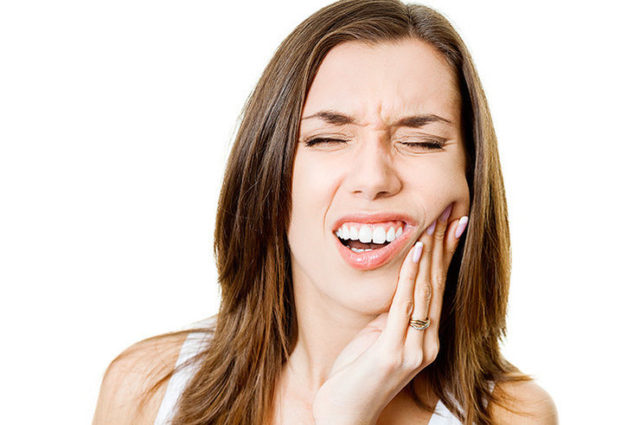 Боль в зубе - почему нельзя тянуть с визитом к врачу?